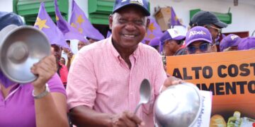 A ritmo de “E’to no lo aguanta nadie, e’pa’ fuera que van”, marchan en SDE