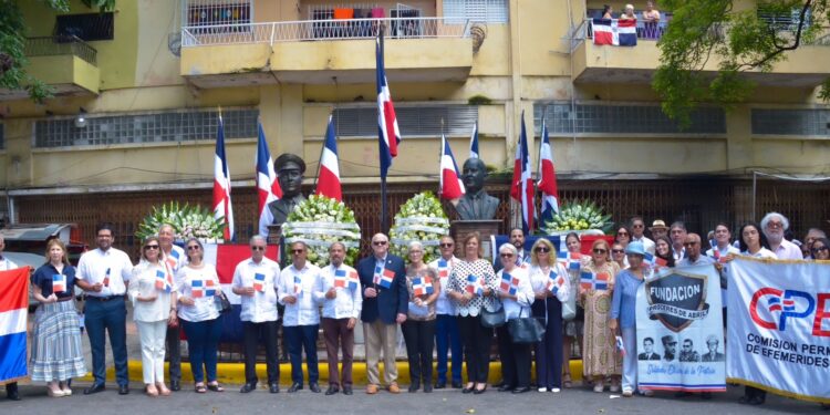 Efemérides Patrias realiza ceremonia en honor a los héroes Antonio de la Maza y Juan Tomás Díaz