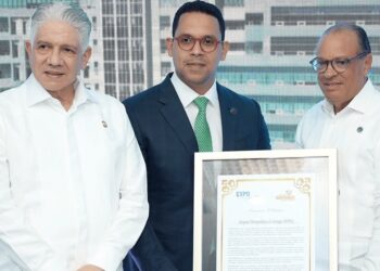 HOMS recibe reconocimiento por aportes al turismo de salud en Santiago