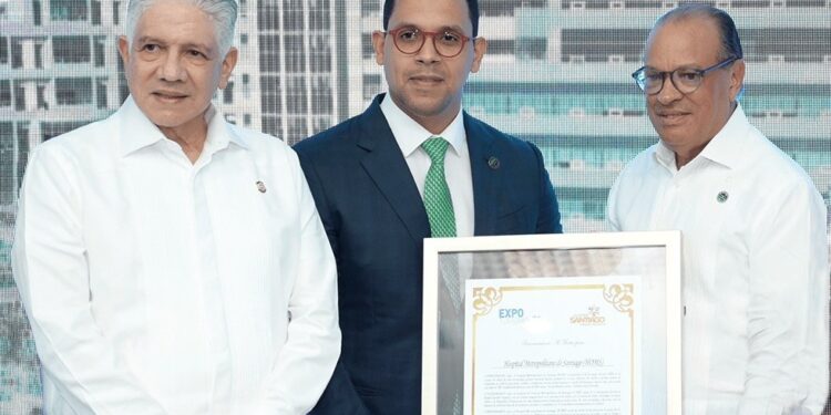 HOMS recibe reconocimiento por aportes al turismo de salud en Santiago