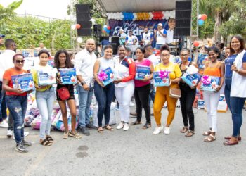 Margarita Tejeda agasaja a más de 700 madres de Haina