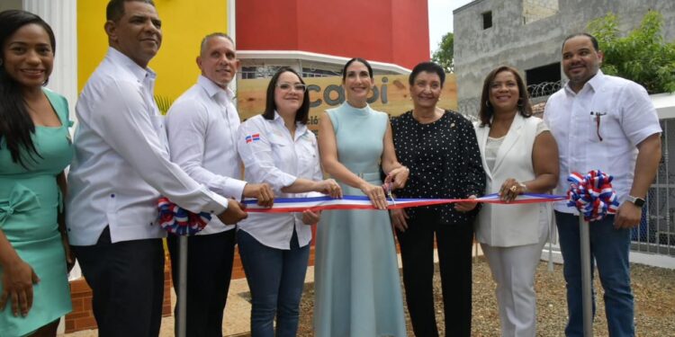 Primera dama, directora del INAIPI y visepresidenta de CORMIDOM inauguran un CAIPI Comunitario en Maimón