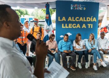 Carolina Mejía se reúne con comunitarios en Gualey