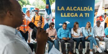 Carolina Mejía se reúne con comunitarios en Gualey