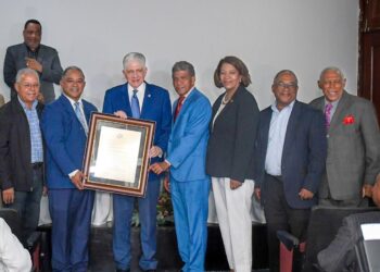 Reconocen como "Miembro Honorífico" del CDP a el senador Eduardo Estrella 