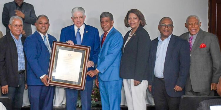 Reconocen como "Miembro Honorífico" del CDP a el senador Eduardo Estrella