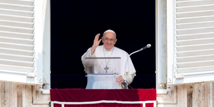 Después de su cirugía; el papa reanuda actividades en Roma