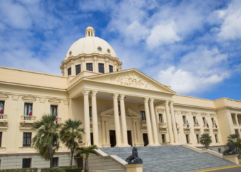 Presidente Abinader integra comisión para revisar contratos suscritos por el CEA