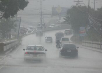 Aguaceros con tronadas y ráfagas de viento por efecto de una vaguada