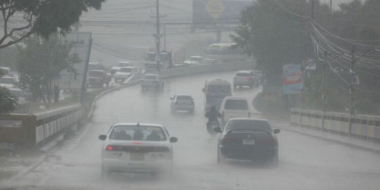 Aguaceros con tronadas y ráfagas de viento por efecto de una vaguada