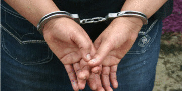 Policía apresa mujer por robo de más de 47,000 pesos mediante descuido en Higüey