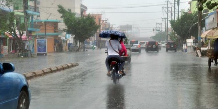 Día caluroso con algunas lluvias y tronadas por efecto de la vaguada