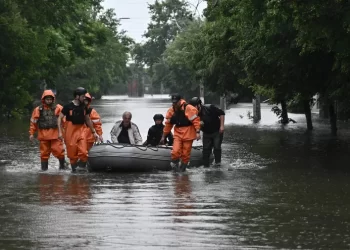 Diez muertos por las inundaciones provocadas por la voladura de la presa en Ucrania