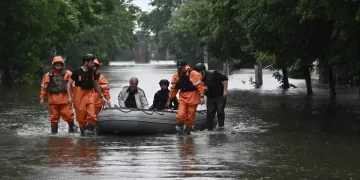 Diez muertos por las inundaciones provocadas por la voladura de la presa en Ucrania