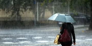 Aguaceros moderados, tormentas eléctricas y ráfagas de viento, por vaguada y onda tropical
