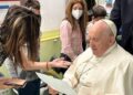 El Vaticano difundió las primeras fotos del papa Francisco en el hospital