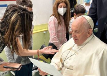 El Vaticano difundió las primeras fotos del papa Francisco en el hospital