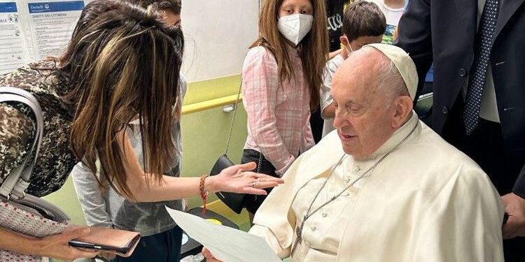 El Vaticano difundió las primeras fotos del papa Francisco en el hospital