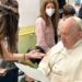 El Vaticano difundió las primeras fotos del papa Francisco en el hospital