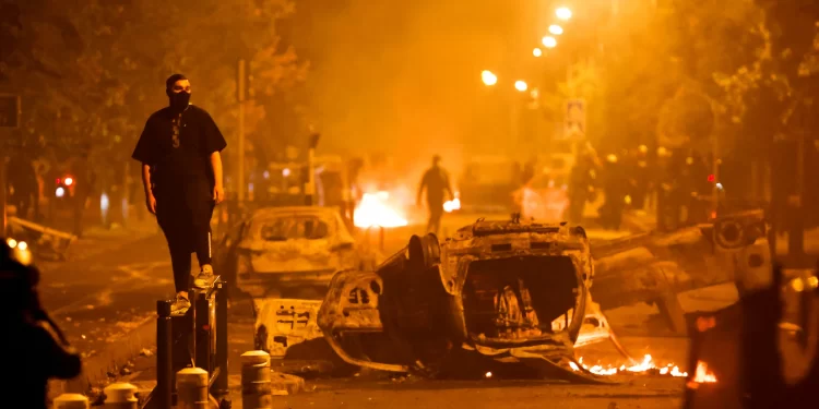 Más de 660 detenidos y casi 250 policías heridos en Francia durante la tercera jornada de protestas