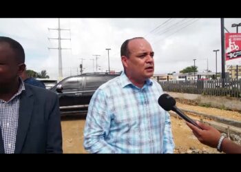 Surum Hernández y juntas de vecinos  de SDE, intercambian impresiones sobre la construcción de un muro en la autopista de San Isidro