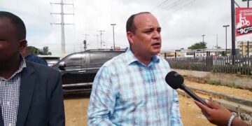 Surum Hernández y juntas de vecinos  de SDE, intercambian impresiones sobre la construcción de un muro en la autopista de San Isidro