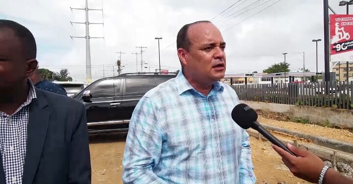 Surum Hernández y juntas de vecinos de SDE, intercambian impresiones sobre la construcción de un muro en la autopista de San Isidro