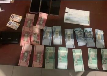 Apresan 2 hombres y una mujer intentaron estafar comerciante con casi cien mil pesos en Villa Vásquez