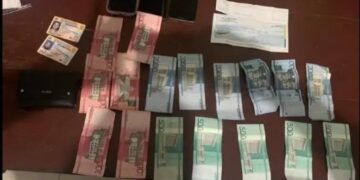 Apresan 2 hombres y una mujer intentaron estafar comerciante con casi cien mil pesos en Villa Vásquez