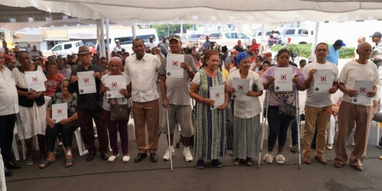 Gobierno entrega 368 títulos de propiedad en de Haina