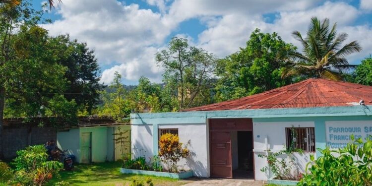 Entregan fondos para construcción Parroquia San Francisco Javier en Rancho Arriba