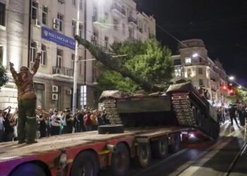 Se retiran tropas rusas de Moscú tras revuelta fugaz, pero siguen los problemas para Putin