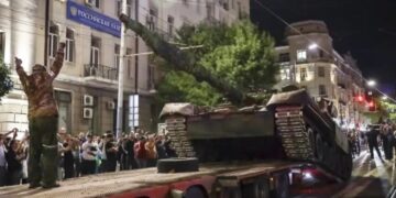 Se retiran tropas rusas de Moscú tras revuelta fugaz, pero siguen los problemas para Putin