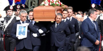 Silvio Berlusconi es incinerado ante su pareja y otros familiares