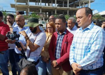 Intercambian impresiones de viabilidad o no de la construcción de un muro en la autopista de San Isidro