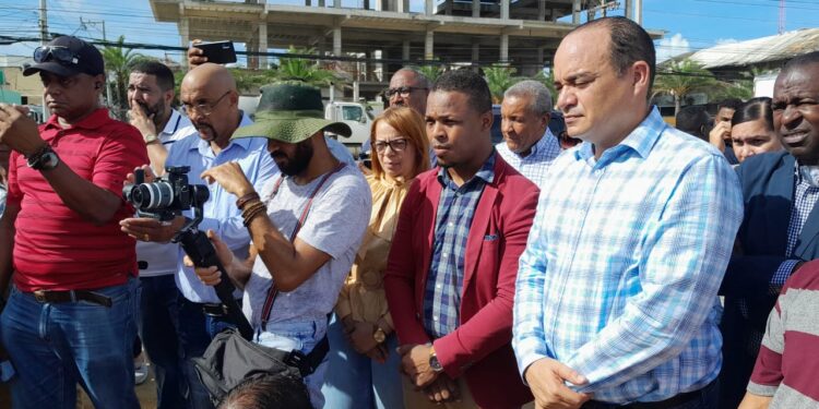 Intercambian impresiones de viabilidad o no de la construcción de un muro en la autopista de San Isidro