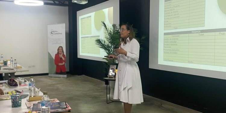 Escritora y Coach Financiera Rosa Sandoval Polanco imparte capacitaciones y mentoria desde el Ser, Hacer y Tener