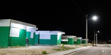Edesur ilumina y electrifica comunidades de Monte Grande
