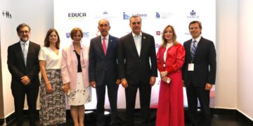 Presidente cree urgente plantear la meta de ser bilingüe en el país