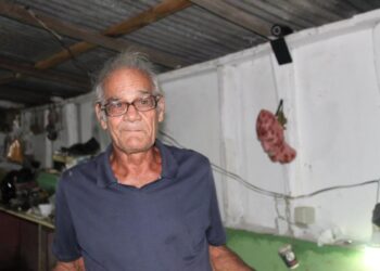 Anciano pierde más de 100 mil pesos en libros tras inundaciones en Azua