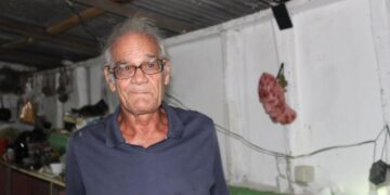 Anciano pierde más de 100 mil pesos en libros tras inundaciones en Azua