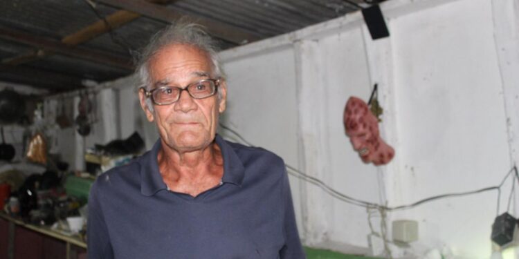 Anciano pierde más de 100 mil pesos en libros tras inundaciones en Azua