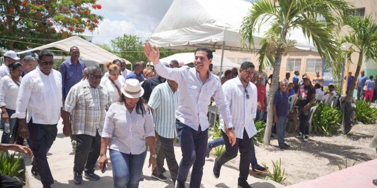 Gobierno asiste a miles de familias vulnerables de Duvergé y Oviedo con jornadas “Primero Tú”