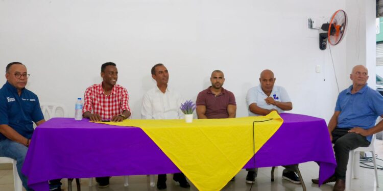 Domingo Contreras se reúne con comerciantes de Villa Consuelo y plantea coalición ciudadana con el sector