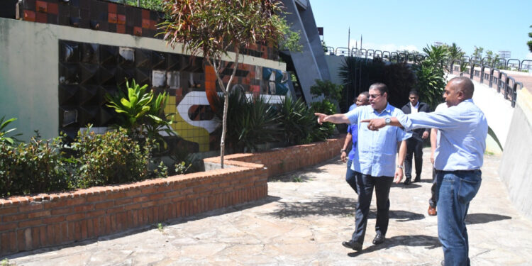 Ministro de Deporte supervisa remozamiento del coliseo Carlos (Teo) Cruz