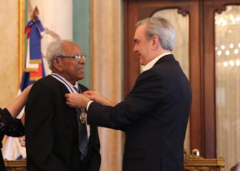 Abinader condecora a tres luchadores del movimiento “14 de Junio”