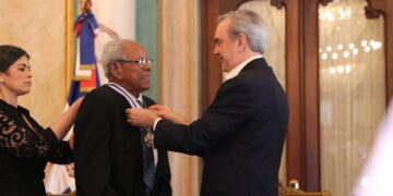 Abinader condecora a tres luchadores del movimiento “14 de Junio”