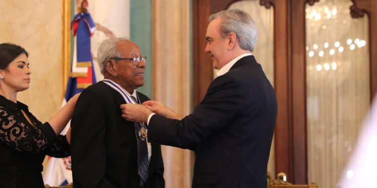 Abinader condecora a tres luchadores del movimiento “14 de Junio”