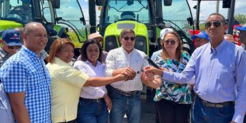 Agricultura entrega a productores del Suroeste 16 tractores nuevos