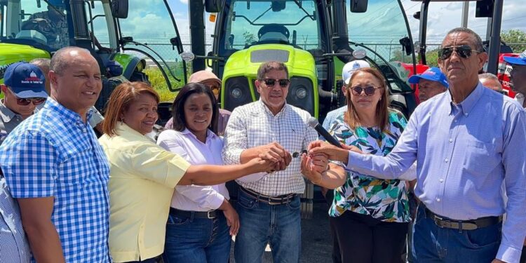 Agricultura entrega a productores del Suroeste 16 tractores nuevos